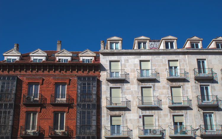 Fotos de paisajes de edificios europeos con el cielo azul de fondo
